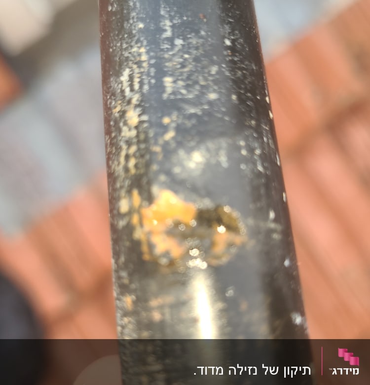 צינור עם כתמים על פני השטח